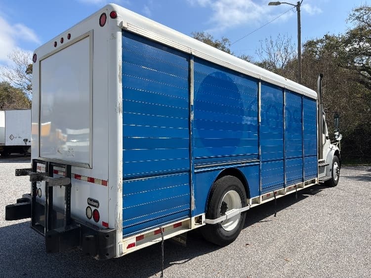 2015 Freightliner M2 106 — photo 10