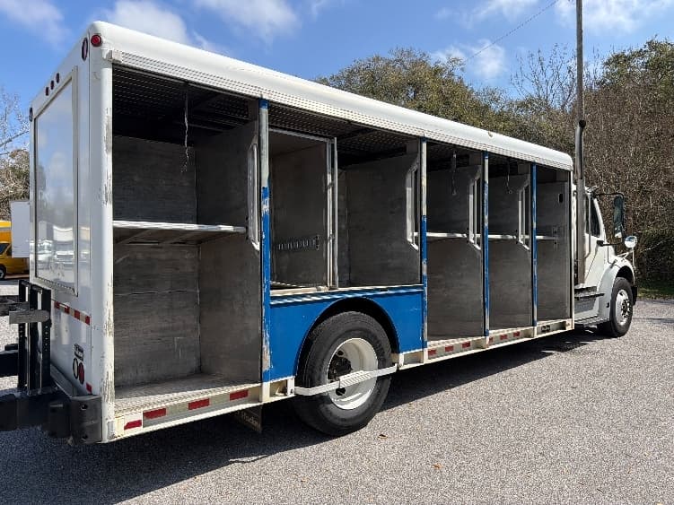 2015 Freightliner M2 106 — photo 9