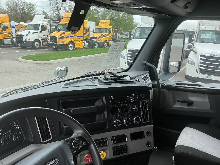 2020 Freightliner Cascadia — photo 10