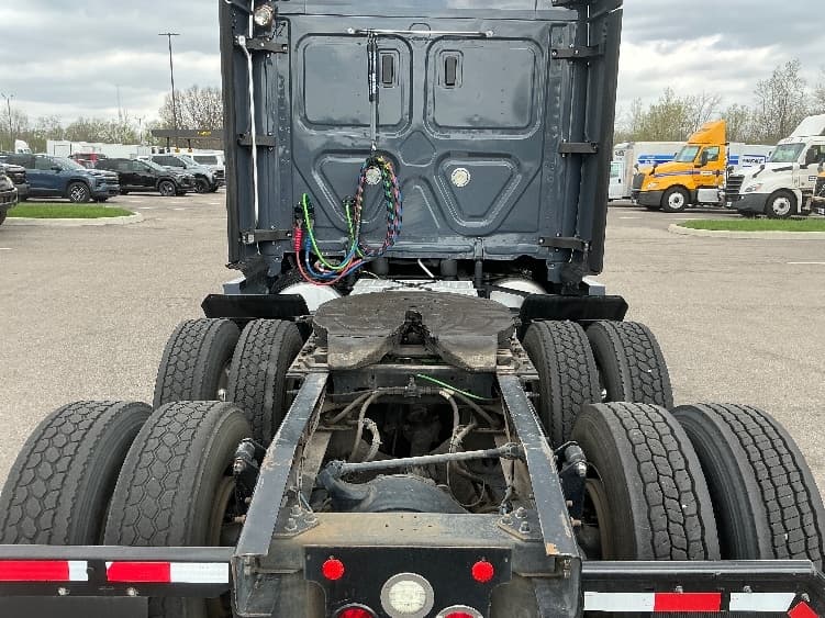 2020 Freightliner Cascadia — photo 6