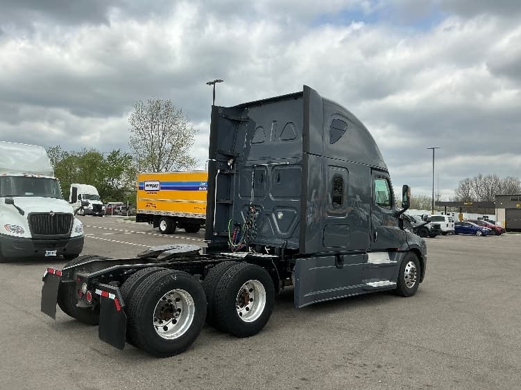 2020 Freightliner Cascadia — photo 7