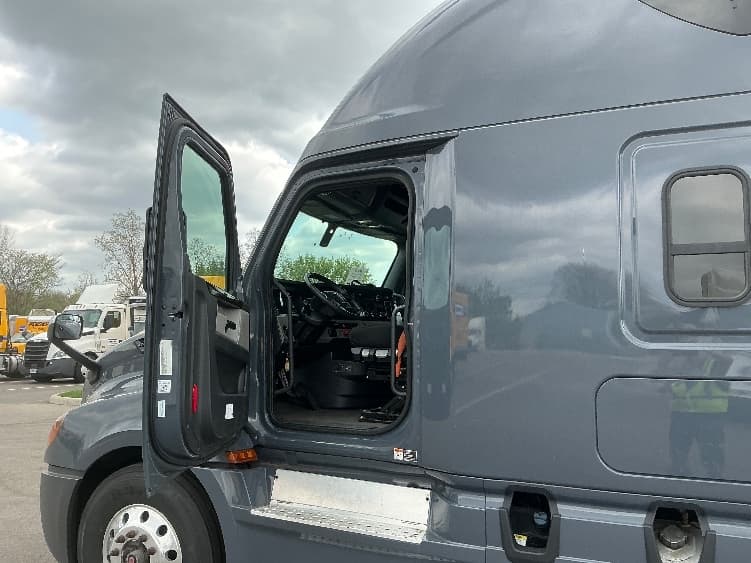 2020 Freightliner Cascadia — photo 9