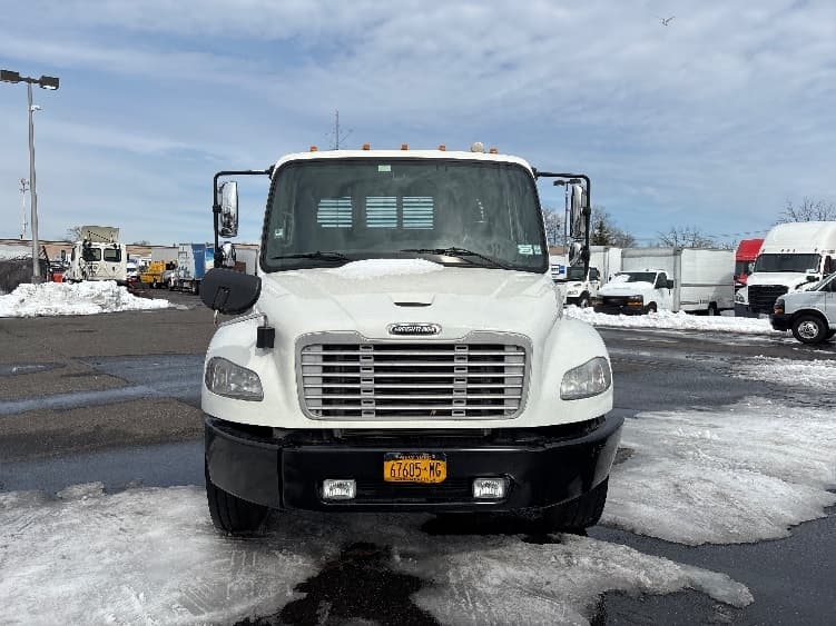 2015 Freightliner M2 106 — photo 2