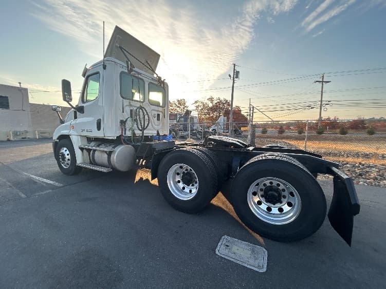 2016 Freightliner Cascadia — photo 5