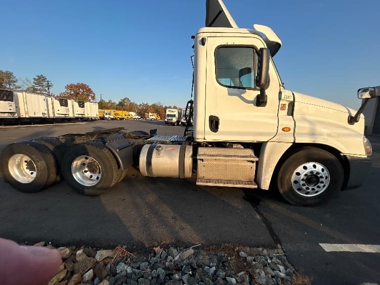 2016 Freightliner Cascadia — photo 8