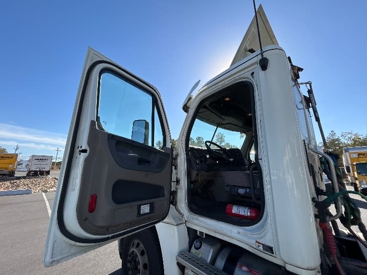 2016 Freightliner Cascadia — photo 9