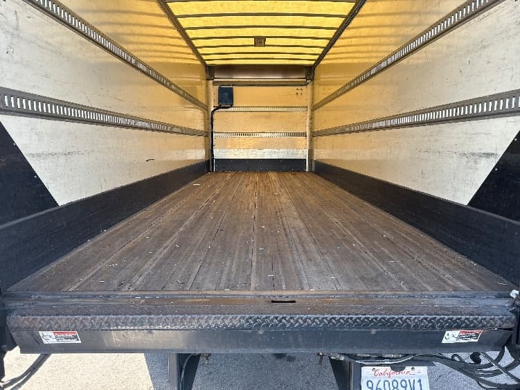 2016 Hino 338 — photo 10