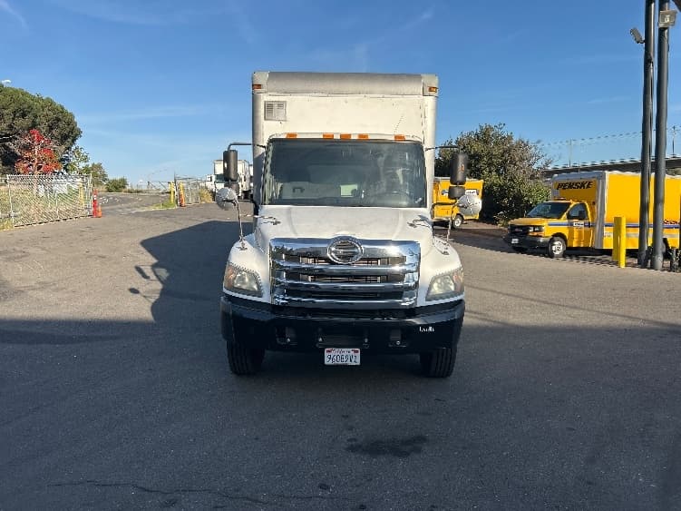 2016 Hino 338 — photo 2