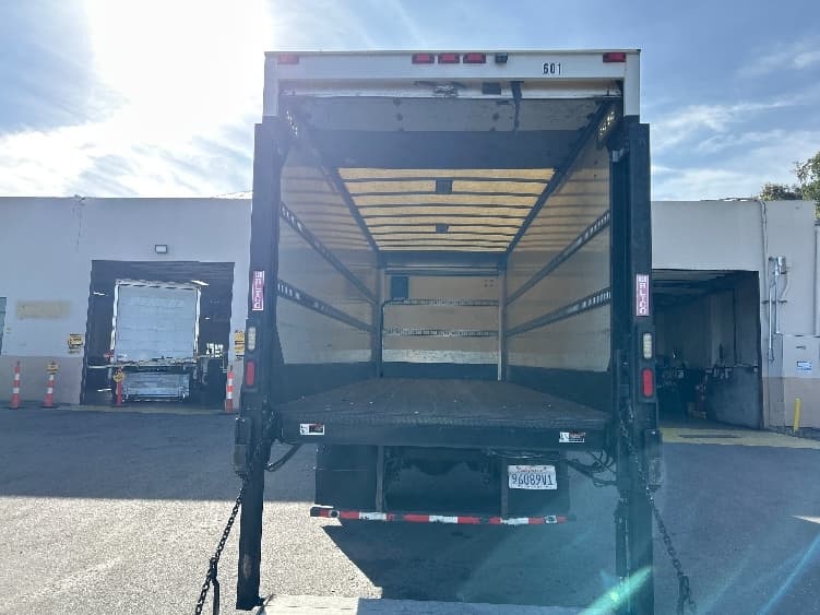 2016 Hino 338 — photo 8