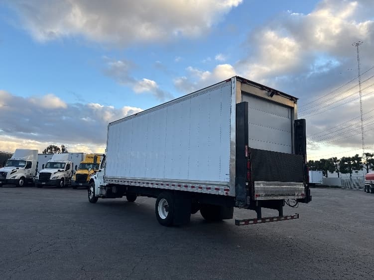 2016 Freightliner M2 106 — photo 6