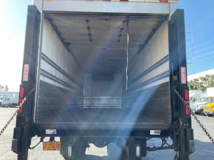 2016 Freightliner M2 106 — photo 8