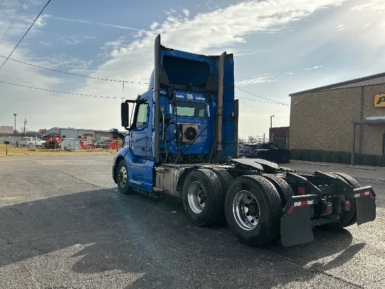 2021 Volvo VNL 300 — photo 5