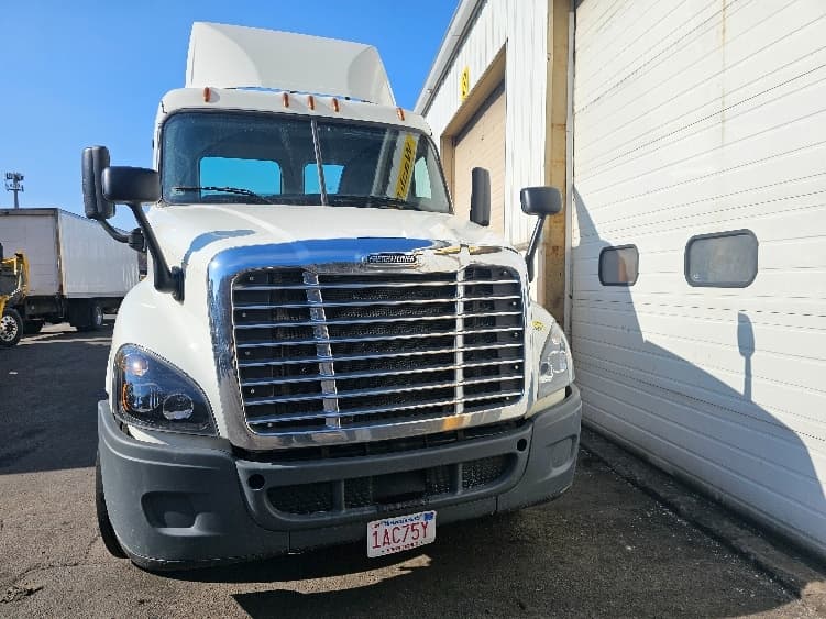 2017 Freightliner Cascadia — photo 2
