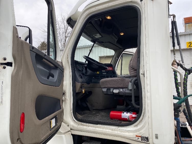 2017 Freightliner Cascadia — photo 9