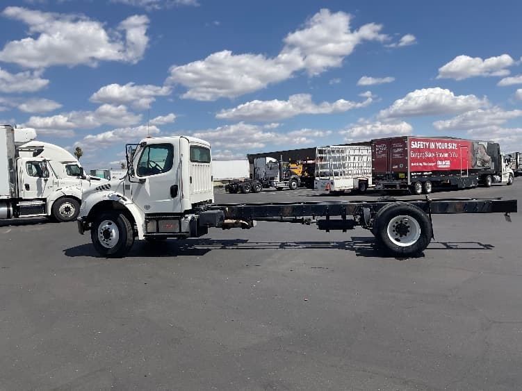2017 Freightliner M2 106 — photo 4