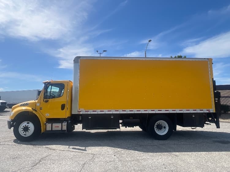 2017 Freightliner M2 106 — photo 4