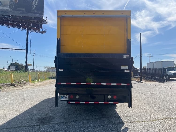 2017 Freightliner M2 106 — photo 7