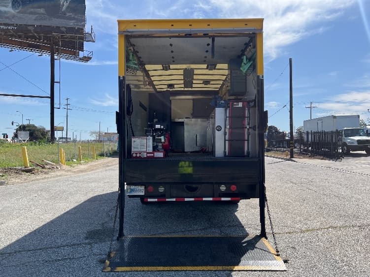 2017 Freightliner M2 106 — photo 9