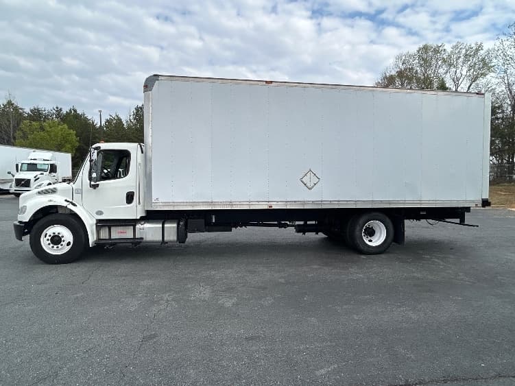 2017 Freightliner M2 106 — photo 4