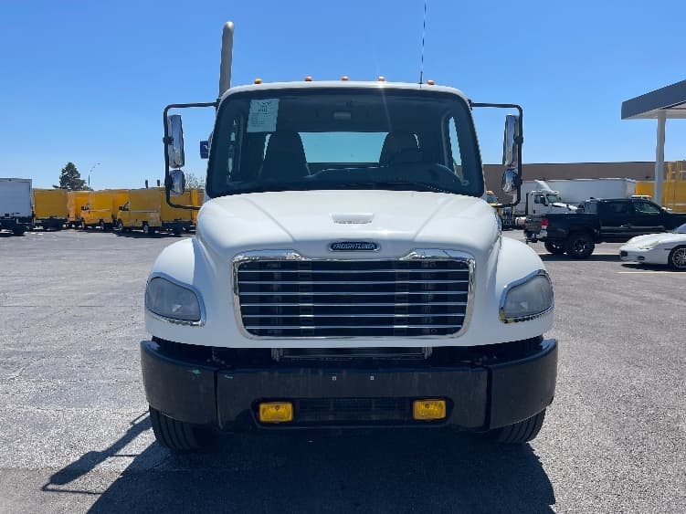 2017 Freightliner M2 106 — photo 2
