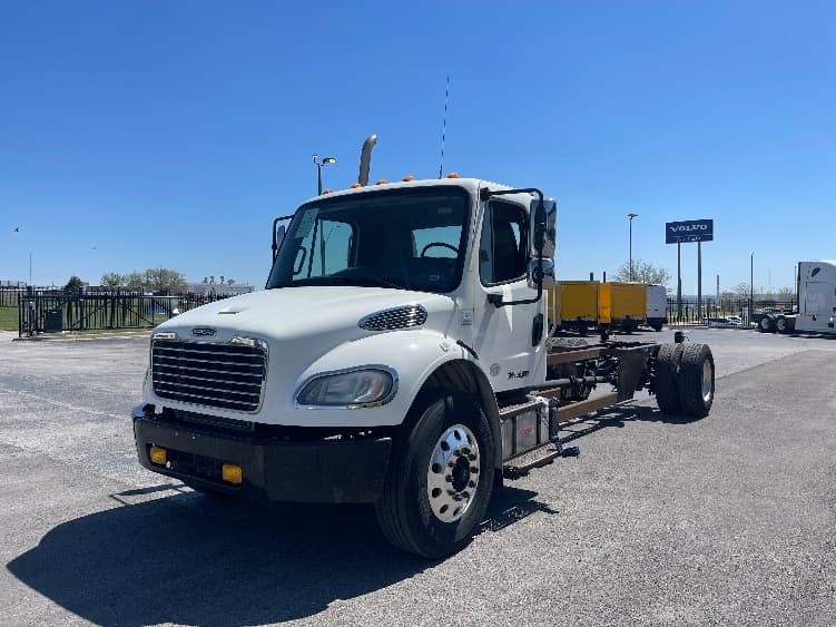 2017 Freightliner M2 106 — photo 3