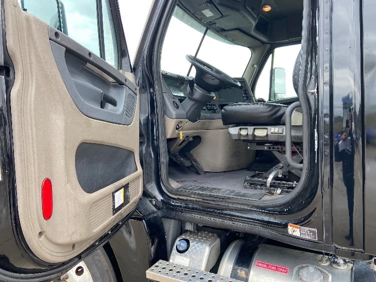 2017 Freightliner Cascadia — photo 9