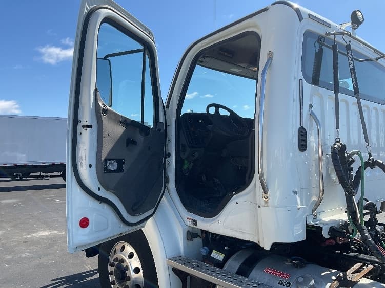 2017 Freightliner M2 112 — photo 9