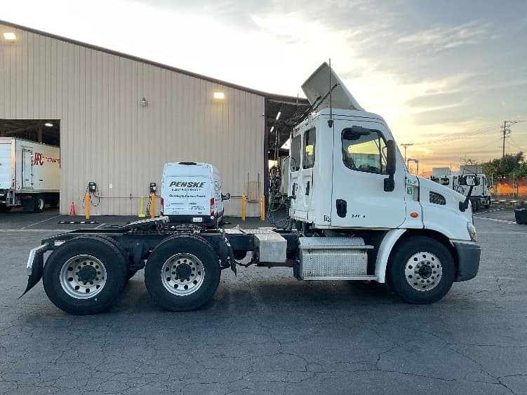 2017 Freightliner Cascadia — photo 8