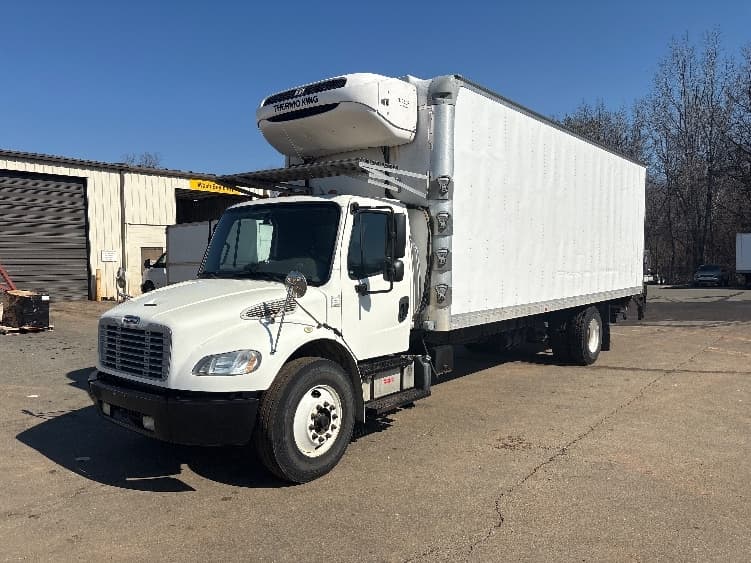 2017 Freightliner M2 106 — photo 3