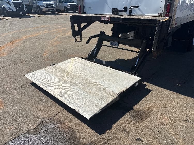 2017 Freightliner M2 106 — photo 9