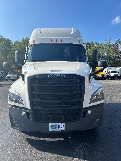 2023 Freightliner Cascadia — photo 2