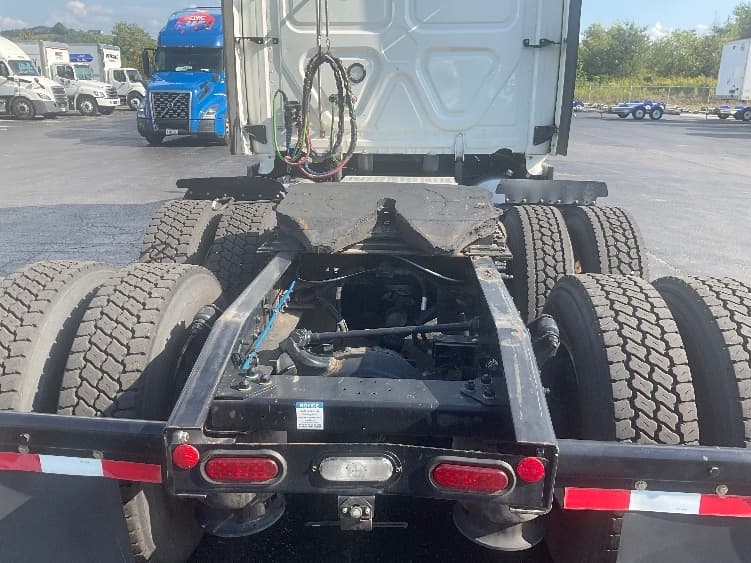 2023 Freightliner Cascadia — photo 6