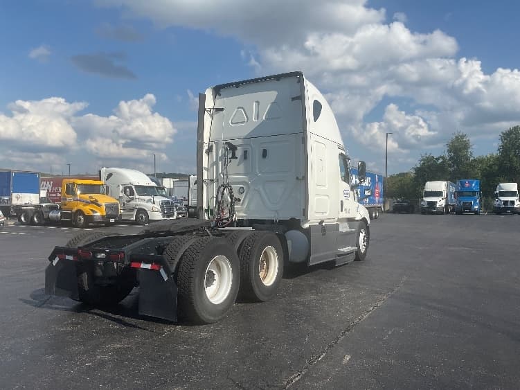 2023 Freightliner Cascadia — photo 7