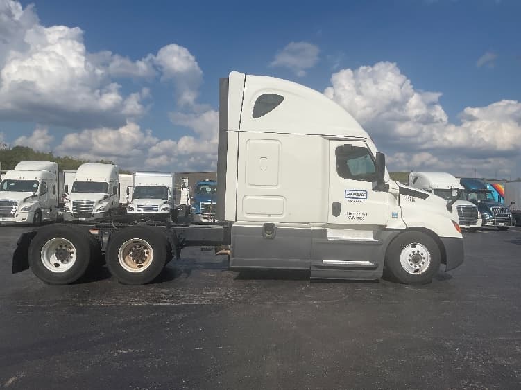 2023 Freightliner Cascadia — photo 8