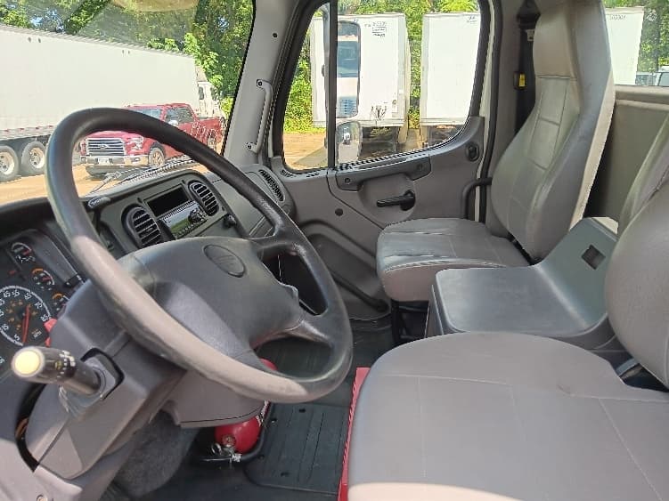 2018 Freightliner M2 106 — photo 10