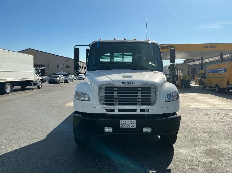 2018 Freightliner M2 106 — photo 2