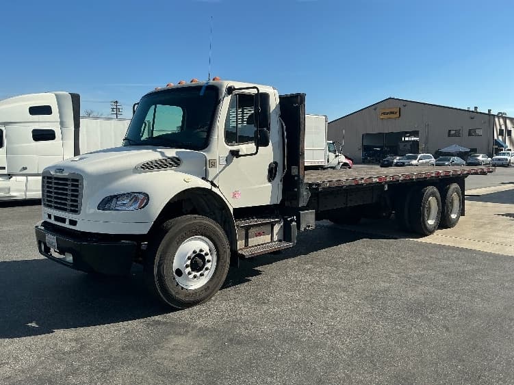 2018 Freightliner M2 106 — photo 3
