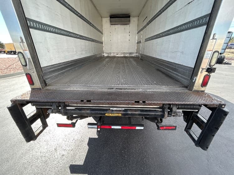 2017 Freightliner M2 106 — photo 10