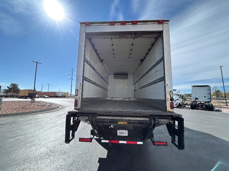 2017 Freightliner M2 106 — photo 8