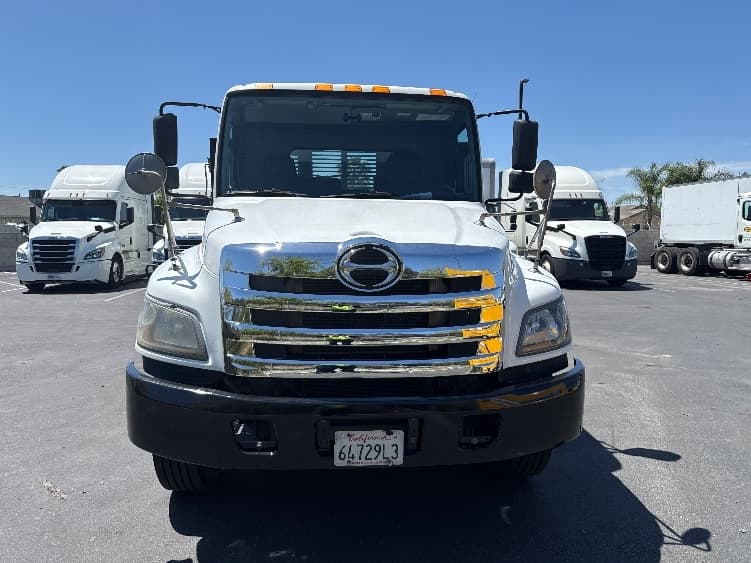 2017 Hino 268 — photo 2