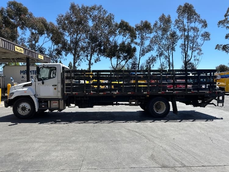 2017 Hino 268 — photo 4