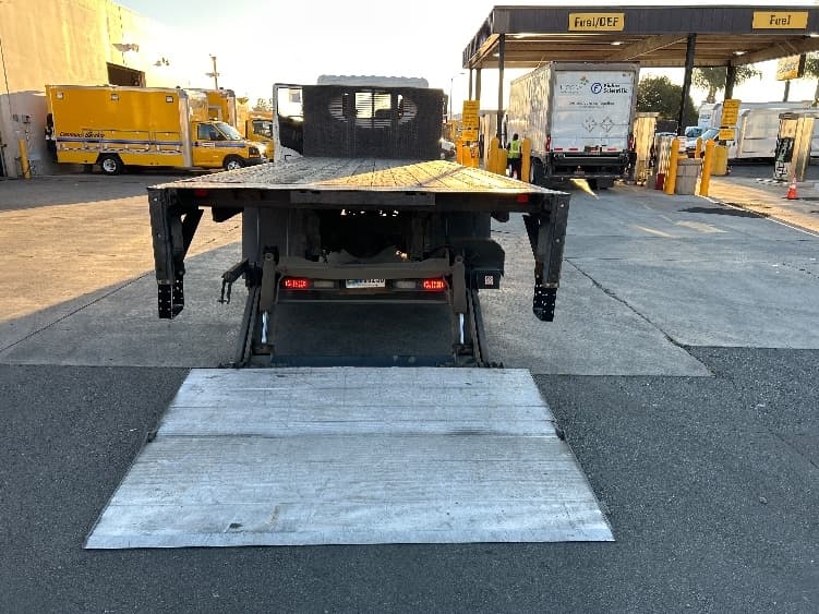 2017 Hino 268 — photo 8