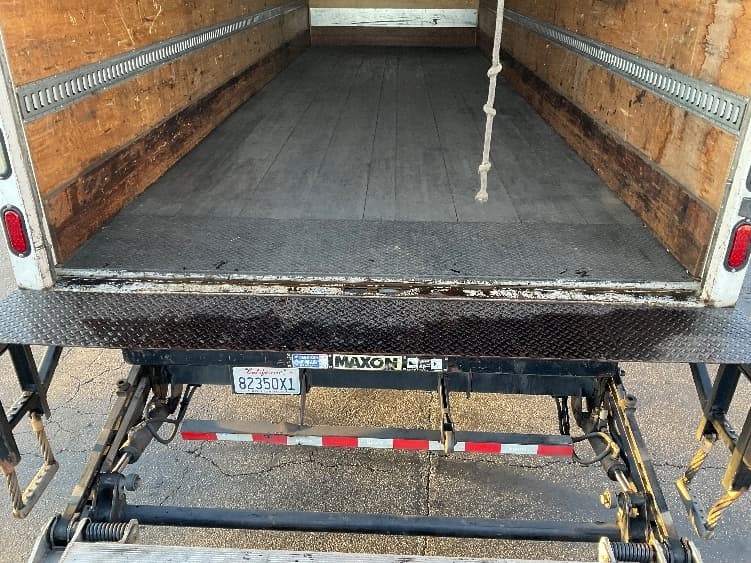 2017 Hino 268 — photo 10