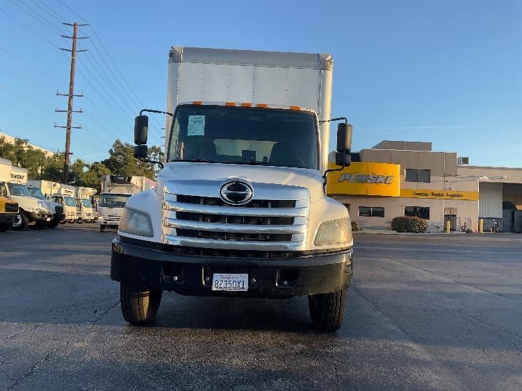 2017 Hino 268 — photo 2