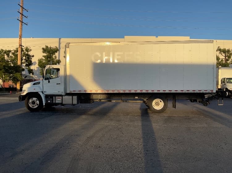 2017 Hino 268 — photo 4