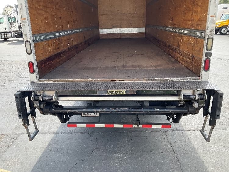 2017 Hino 268 — photo 10