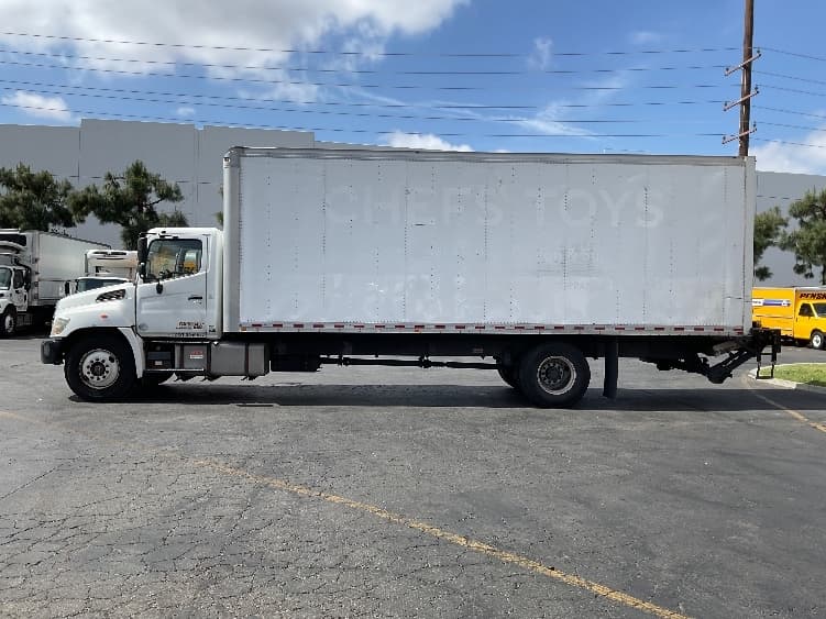 2017 Hino 268 — photo 4