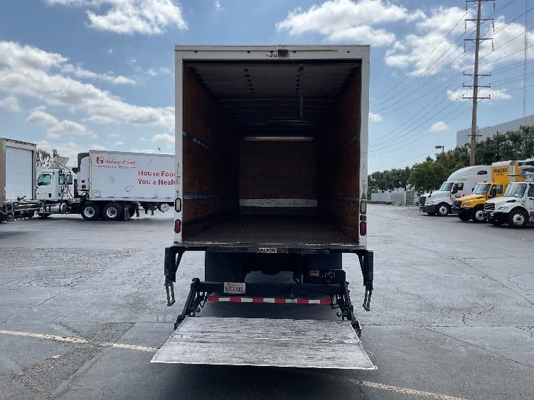 2017 Hino 268 — photo 9