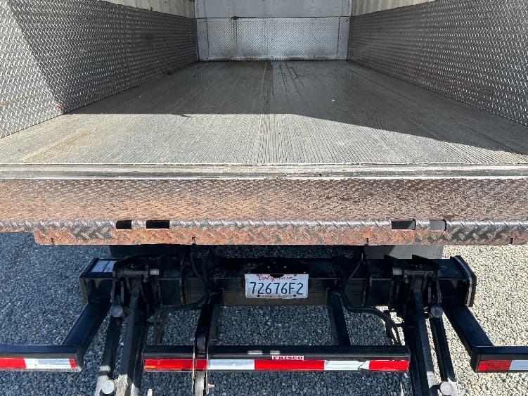 2018 Freightliner M2 106 — photo 10