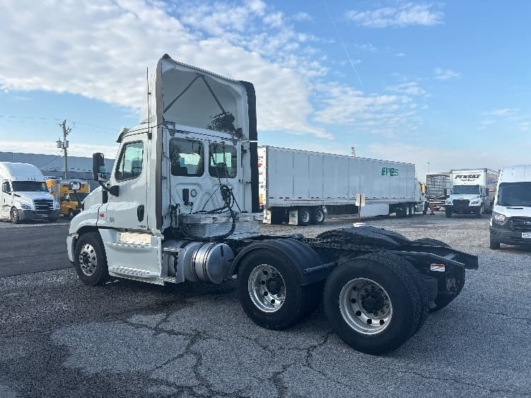 2017 Freightliner Cascadia — photo 4